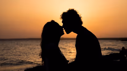 International Kissing Day 2022: कहां से आया चुंबन का चलन,लिप किस करने की कब हुई शुरुआत