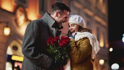 শুধু গভীর চুম্বন নয়, সঙ্গে এই কয়টি উপহার আরও স্পেশ্যাল করে তুলবে দিনটি