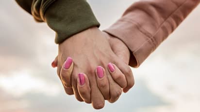 Valentine's Day 2022: टैरो कार्ड एक्सपर्ट से जानिए इस साल कैसी रहेगी आपकी लव लाइफ?