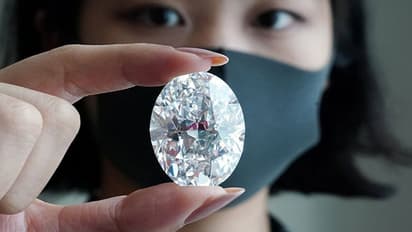 Life Management: राजा ने बच्ची को भोजन दिया, उसमें एक रत्न भी था, बच्ची की मां ने उसे देखा तो क्या किया?