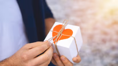 ಪ್ರೀತಿ ಶಾಶ್ವತವಾಗಿರಲು ಪ್ರೇಮಿಗಳ ದಿನ ಸಂಗಾತಿಗೆ ವಾಸ್ತುಪ್ರಕಾರ ಈ ಉಡುಗೊರೆ ನೀಡಿ 