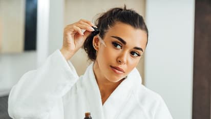 ত্বকের যত্নে হাতিয়ার করুন সরষের তেল, জেনে নিন কীভাবে ব্যবহার করবেন