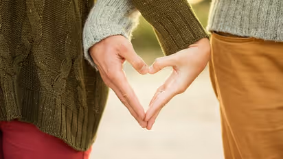 Valentines Day 2024 : காதலர் தினத்தை சிறப்பாக இருக்க.. உங்கள் ராசிக்கு ஏற்ப இந்த நிறங்களில் ஆடை அணியுங்கள்!