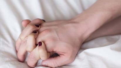 শারীরিক সম্পর্ক করে টাকার দাবি, প্রতারিত যুবক আত্মঘাতী 'প্রেমিকা'র সামনে