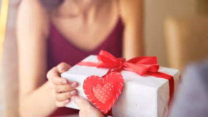 Valentine's Day Gifts: ഇന്ന് പ്രണയ ദിനത്തിൽ പ്രണയിനിക്ക് നൽകാം ഈ സമ്മാനങ്ങൾ...