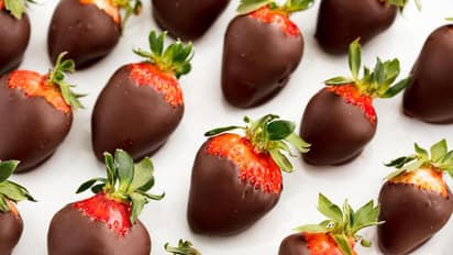 Valentine’s Day Recipe : വാലന്റൈൻസ് ഡേ സ്പെഷ്യൽ റെസിപ്പി; 'ചോക്ലേറ്റിൽ പൊതിഞ്ഞ സ്ട്രോബെറി'