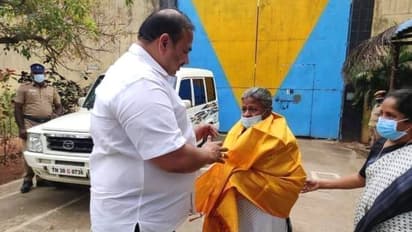 தஞ்சை மாணவி வழக்கில் கைதான விடுதி காப்பாளரை வரவேற்கும் ‘திமுக’ எம்.எல்.ஏ.. வைரலாகும் ‘சர்ச்சை’ புகைப்படம்