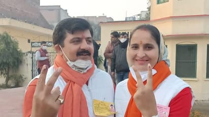 सहारनपुर में 81 साल की बुजुर्ग अम्मा ने डाला वोट, देखें यूपी 2Nd फेज की वोटरों की खास तस्वीर