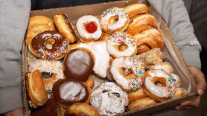 ভ্যালেন্টাইন্স ডে-তে মন কাড়ুক হার্ট শেপ ডোনাট, রইল ডোনাট তৈরির রেসিপি