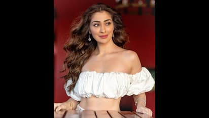 Raai Laxmi hot : ராய் லட்சுமியின்...ரெட் ஹாட் லுக்...செக்கச்சிவந்த வெண்ணிலவாய் நாயகி..