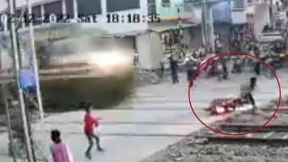 Biker escape viral : ரெயிலுடன் ரேசிங்? நூலிழையில் உயிர் தப்பிய நபர் - வைரலாகும் பரபர வீடியோ