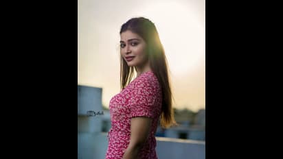 Dharsha Gupta Hot : பால் வண்ண மேனியை பளீச் என காட்டி! சைடு போஸில் கிக் ஏற்றும் தர்ஷா குப்தாவின் ஹாட் போட்டோஸ்