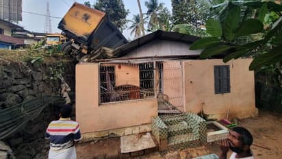 കോഴിക്കോട് നിയന്ത്രണം വിട്ട ടിപ്പർ ലോറി മറിഞ്ഞത് വീടിന് മുകളിലേക്ക്