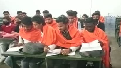 अलीगढ़ के डीएस डिग्री कॉलेज में भगवा और रुद्राक्ष धारण कर पहुंचे छात्र