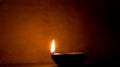 అష్టైశ్వర్యాలు సిద్ధించాలంటే దీపారాధన ఏ సమయంలో ఏ నూనెతో దీపం వెలిగించాలో తెలుసా?