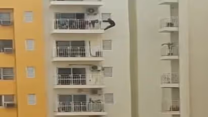Viral Video: 12वीं मंजिल की बालकनी में रेलिंग से लटककर एक्सरसाइज करता दिखा शख्स, सोशल मीडिया पर मचा कोहराम
