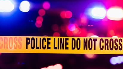 প্রেমে প্রত্যাখান, পরিবারের সকলের সামনে তরুণীর গলায় ব্লেড চালিয়ে দিল প্রেমিক