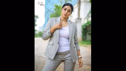 Poorna Hot : கொழு கொழு அழகில்... சேலையை பறக்க விட்டு இடையை காட்டி பந்தாவாக போஸ் கொடுத்த பூர்ணா