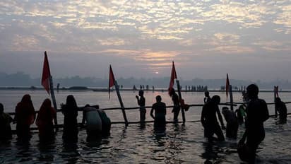 Maghi Purnima 2022: कैसे शुरू हुई माघी पूर्णिमा पर गंगा स्नान की परंपरा? सुख-समृद्धि के लिए ये उपाय करें