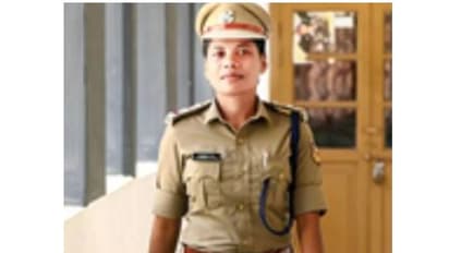 Tribal Woman Sub Inspector : അച്ഛന്റെ ആ​ഗ്രഹം പൂർത്തിയാക്കി സബ് ഇൻസ്പെക്ടർ സൗമ്യ;  അച്ഛനില്ലെന്ന സങ്കടം മാത്രം