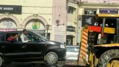 Santro towed away Lucknow : നോ പാര്‍ക്കിംഗിലെ സാന്‍ട്രോയെ യാത്രികരെയടക്കം വലിച്ചുനീക്കി ക്രെയിന്‍!