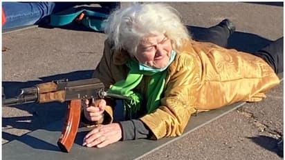 Ukraine crisis: గన్ను పట్టుకుని శిక్షణ తీసుకుంటున్న 79 ఏళ్ల బామ్మ.. ‘షూట్ చేయడానికి రెడీ’
