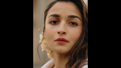 গাঙ্গুবাঈ কাথিওয়াড়ি ছবির প্রিমিয়ার, বার্লিন কুইন আলিয়ার লুকে মুগ্ধ নেটপাড়া