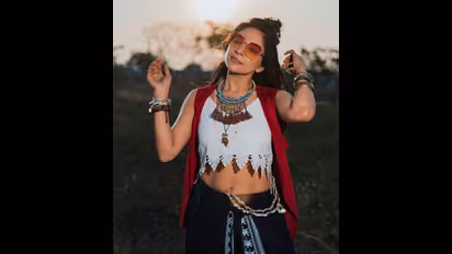 sakshi : என்ன அரபிக் குத்து ஆடப்போறீங்களா! பீஸ்ட் கெட் அப்பில் பிகில் கிளப்பும் சாக்‌ஷியின் க்யூட் கிளிக்ஸ்