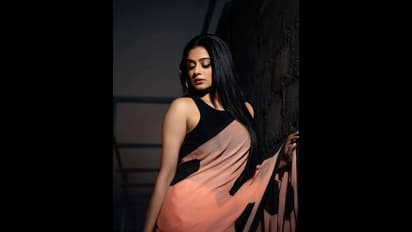 டல்லடிக்கும் லைட்டிங்கில்..டாலடிக்கும் பருத்திவீரன் நாயகி..பிளாக் சிலீவ் லெஸ் சாரியில் பிரியாமணி..