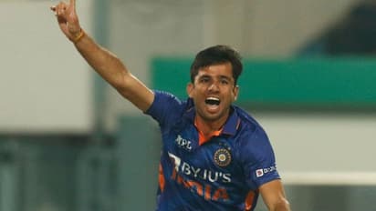 इस युवा खिलाड़ी को करियर का पहला विकेट मिलने पर विराट कोहली ने कुछ इस तरह बढ़ाया हौसला, देखें वीडियो