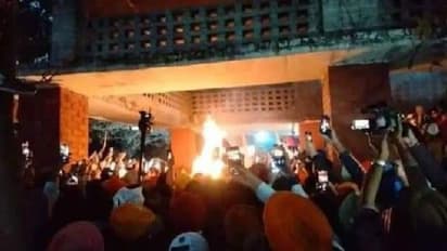 युवाओं के हाथ में दीप सिद्धू की तस्वीर-अंतिम संस्कार तक लगे नारे...10  photos में देखें कैसे उमड़ा जन सैलाब