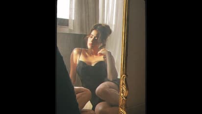 আয়নার প্রতিচ্ছবিতে স্পষ্ট ট্যাটু, জাহ্নবীর মায়াবী পোজে সিক্রেট ফাঁস