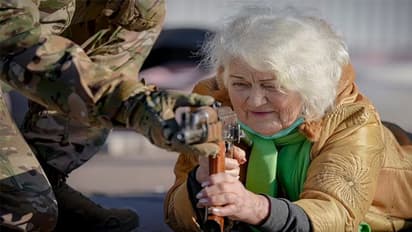 Ukraine Crisis: रूसी सैनिकों के छक्के छुड़ाने यूक्रेन की दादी ने उठाई AK-47, जानें कैसे हुई कमांडों ट्रेनिंग