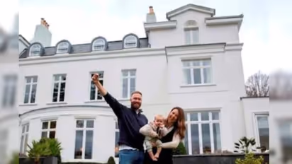 Lottery winner : ലോട്ടറിയെടുത്തത് 981 രൂപയ്ക്ക്; യുവതിയ്ക്ക് സമ്മാനം 35.8 കോടി രൂപയുടെ ബംഗ്ലാവ്