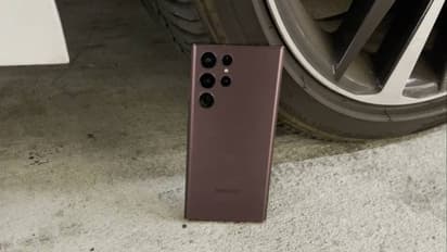 டியூரபிலிட்டி பாவங்கள் - காரால் நசுக்கப்பட்ட கேலக்ஸி எஸ்22 அல்ட்ரா.. என்ன ஆனது தெரியுமா?