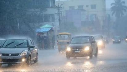 ঘূর্ণাবর্তের জেরে কলকাতা-সহ রাজ্যে ঝমঝমিয়ে বৃষ্টি, রাতের তাপমাত্রার বৃদ্ধির পূর্বাভাস