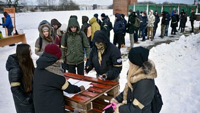 यूक्रेन छोड़ कर रूस जा रहे लोग, पुतिन ने विस्थापितों को 10 हजार रूबल देने का किया ऐलान