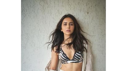 எல்லை மீறிய கவர்ச்ச்சி...உள்ளாடை தெரிய பப்ளிக் ப்ளஸுக்கு வந்த ராகுல் பரிதி சிங்..