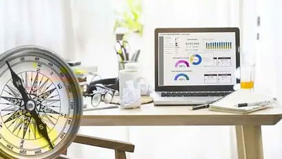 Vastu Tips: వర్కింగ్ టేబుల్ పై ఇవి ఉంటే.. మీకంతా విజయమే..!