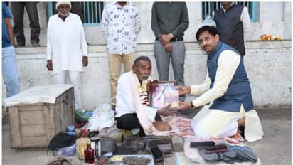 Sumer Singh Solanki : ചെരിപ്പുകുത്തിയുടെ ഷൂ പോളിഷ് ചെയ്ത്, പൂമാല അണിയിച്ച് ആദരിച്ച് ബിജെപി എംപി