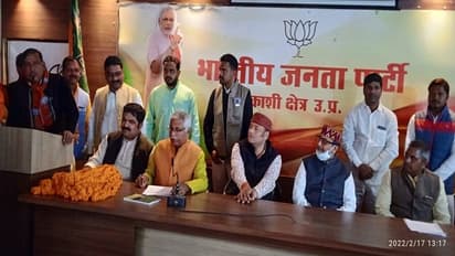 यूपी चुनाव: काशी में समाजवादियों ने थामा बीजेपी का दामन, बोले-सपा कार्यकर्ता होने पर आत्मग्लानि महसूस कर रहे