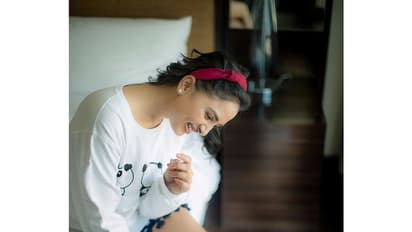 Srushti Dange hot : குட்டை கவுனில் குத்தவச்ச போஸ்...இளசுகளை இம்சிக்கும் சிருஷ்டி டங்கே..