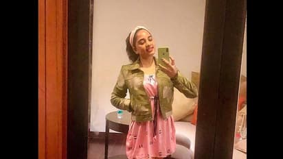 SrushtiDange hot :அட அட.. கன்னக்குழி அழகில் கிளுகிளுப்பேற்றும் சிருஷ்டி டங்கே.... குட்டை கீழாடை...படுக்கை போஸ்