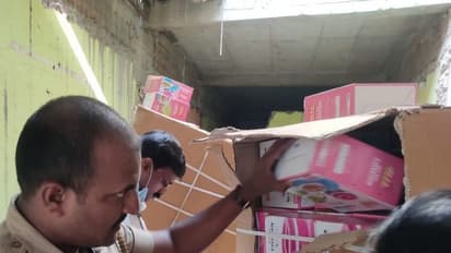 திமுகவினர் பதுக்கி வைத்திருந்த 1000 ஹாட் பாக்ஸ்கள் பறிமுதல்... கோவையில் உச்சக்கட்ட பரபரப்பு!!