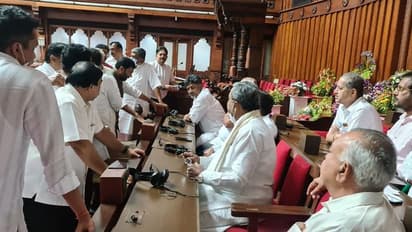 Congress Protest: ಸೌಧಕ್ಕೆ ಹಾಸಿಗೆ-ದಿಂಬು.. ಈಶ್ವರಪ್ಪ ರಾಜೀನಾಮೆಗೆ ಕಾಂಗ್ರೆಸ್ ಅಹೋರಾತ್ರಿ ಧರಣಿ