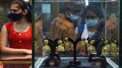 শুক্রবার সামান্য পতন সোনার দামে, আর ফের খানিকটা দামী হল রুপো