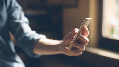 ஸ்மார்ட்ஃபோனை அதிகம் பயன்படுத்தினால் கடுமையான தலைவலி ஏற்படலாம்; நிவாரணம் பெற நிபுணர் சொன்ன டிப்ஸ் இதோ