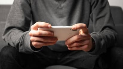 Mumbai: 22-year-old sweeper sends nude photos to doctor after losing job