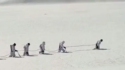 15 हजार फीट की ऊंचाई, घुटनों तक जमी बर्फ को चीरकर कैसे हिमालय की निगरानी करते हैं ITBP जवान, देखें वीडियो