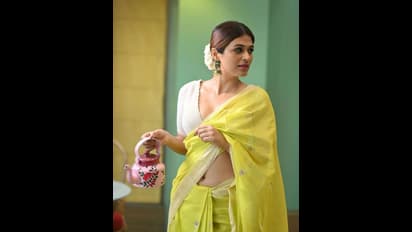 Shraddha Das hot : கொண்டையில் பூச்சூடி...இடுப்பழகை முழுதும் காட்டி..வசியம் செய்யும் ஷ்ரத்தாதாஸ்..